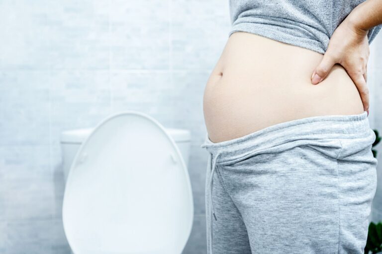 Femme enceinte constipé dans les toilettes
