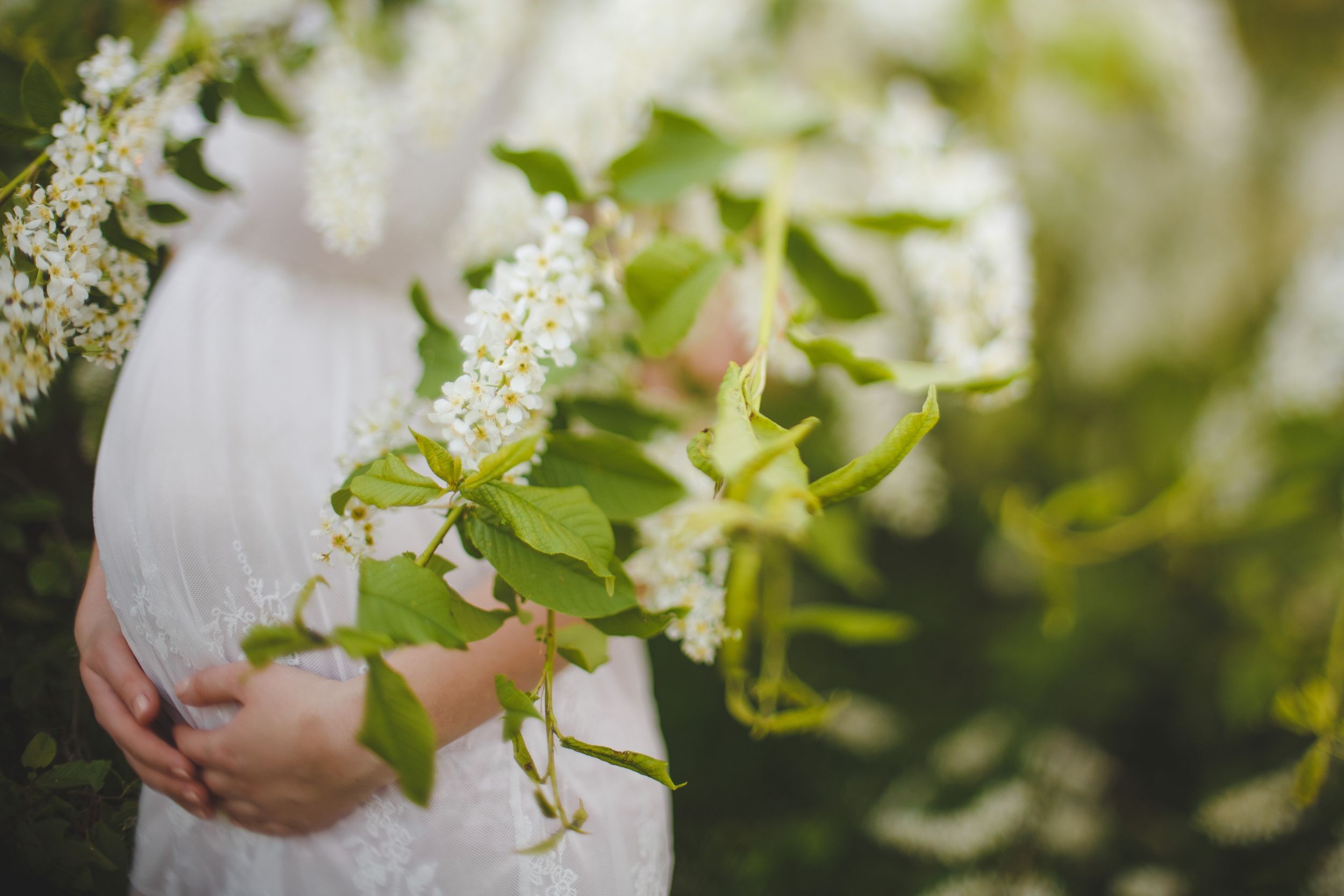 Femme enceinte dans un jardin