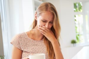 Femme avec un mauvais goût en bouche