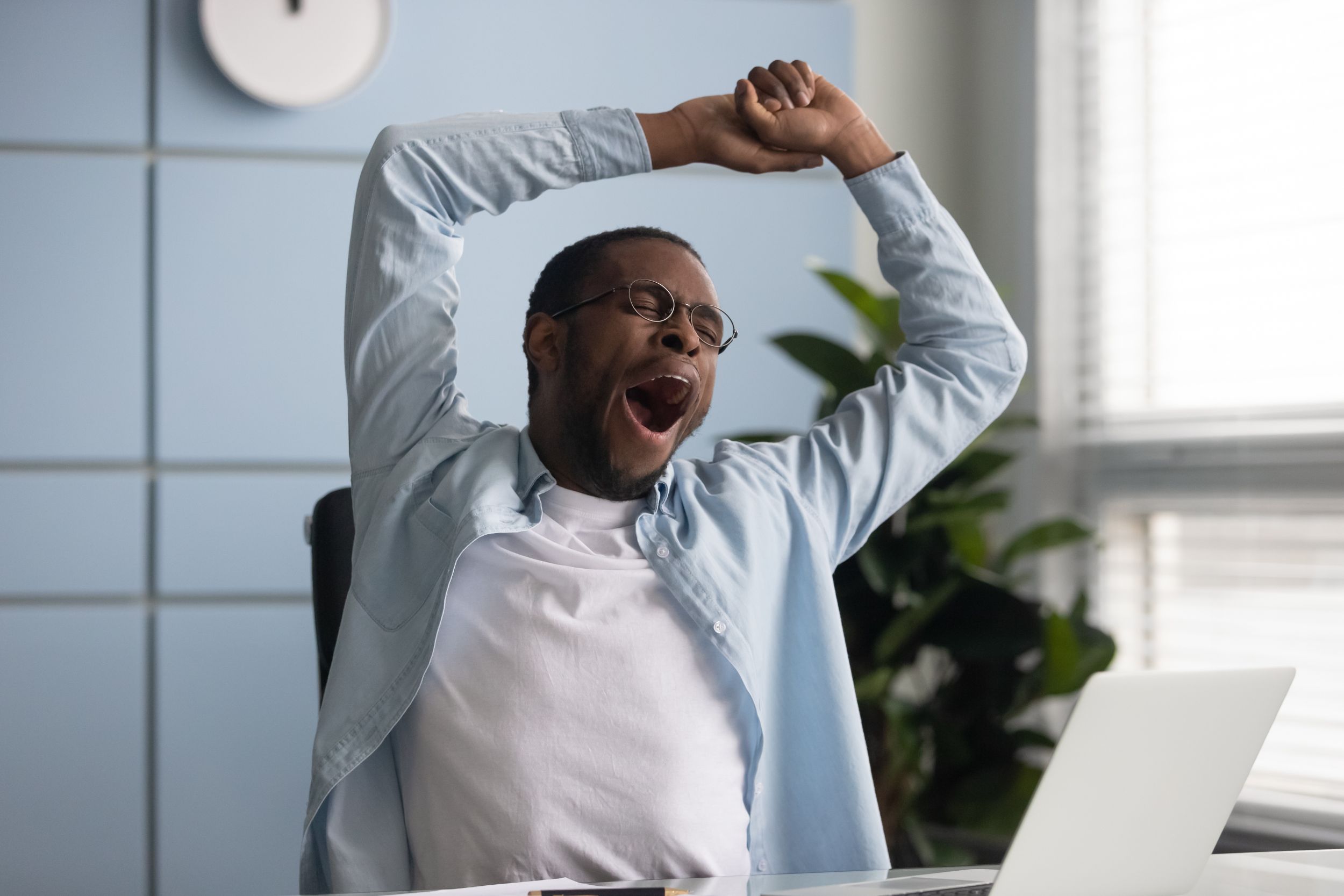 Homme qui baille de fatigue