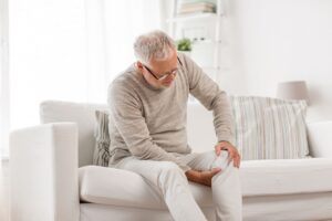 Personne âgée qui a mal au genou lorsqu'il est plié